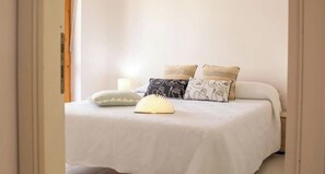 3 عدّة غرف نوم ومكواة/لوح كي وواي فاي وملاءات أسرّة