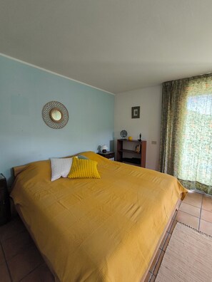 2 makuuhuonetta, silitysrauta/-lauta, vuodevaatteet