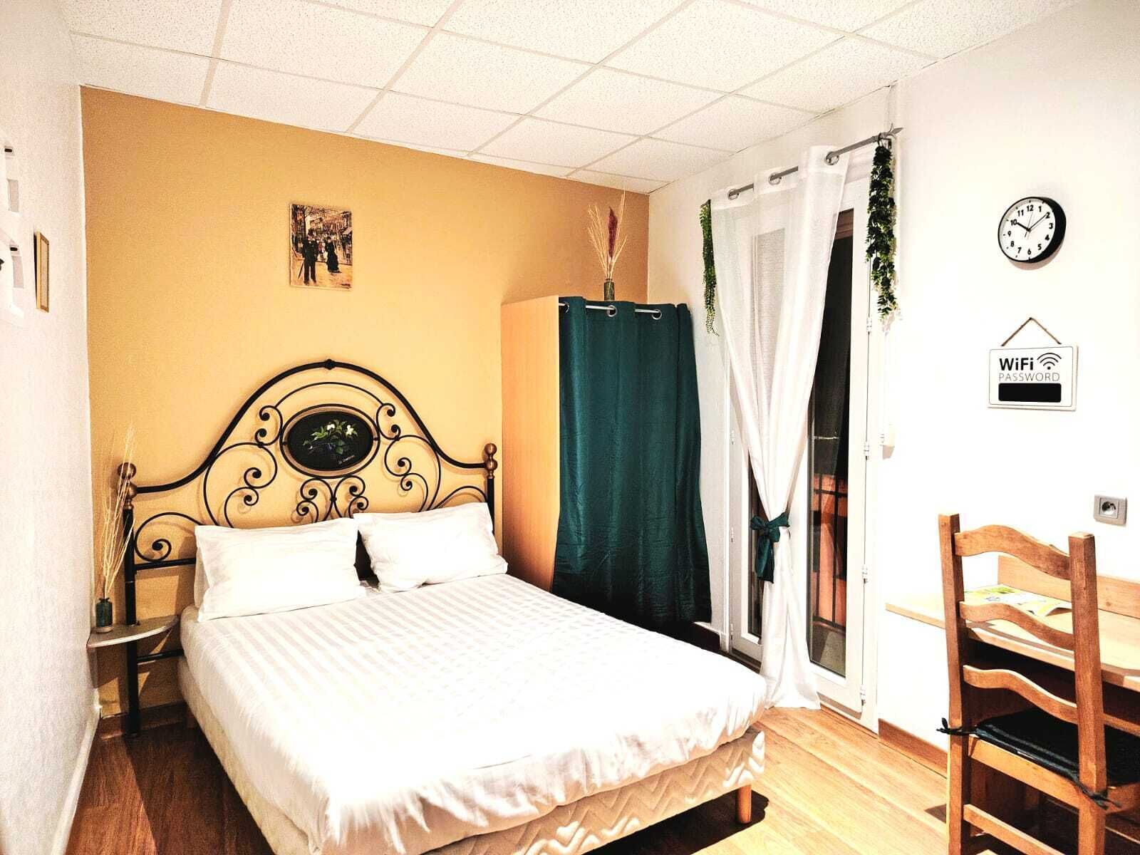 1 slaapkamer, een strijkplank/strijkijzer, internet, beddengoed