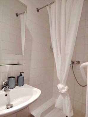 Hårføner, håndklær, såpe og toalettpapir