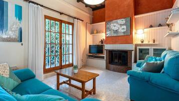 Een televisie en een open haard