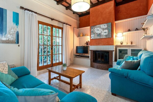 TV, fireplace