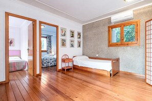 5 bedrooms, iron/ironing board, WiFi, bed sheets