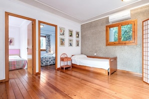 5 bedrooms, iron/ironing board, WiFi, bed sheets