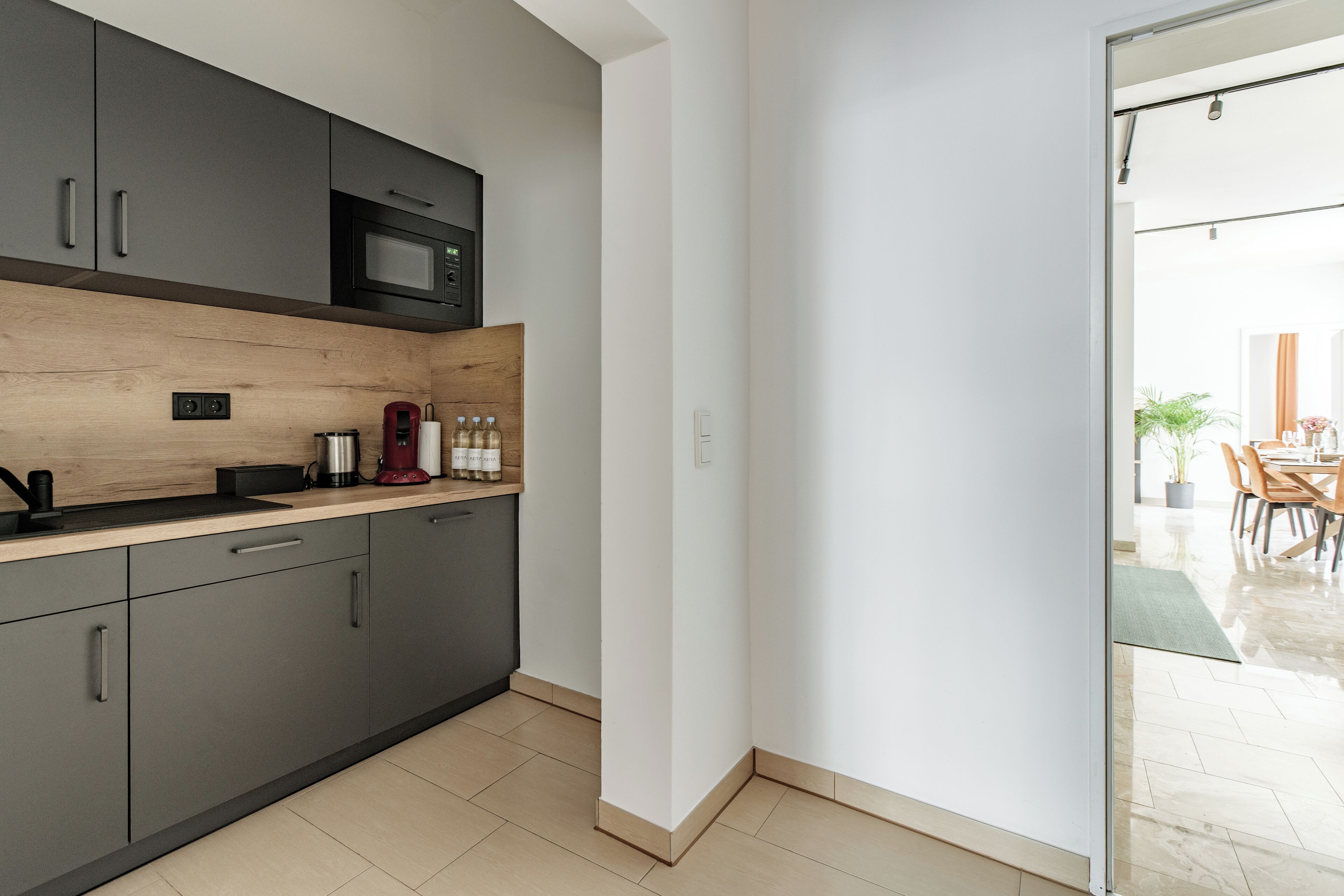 Kühlschrank, Mikrowelle, Geschirrspüler, Wasserkocher