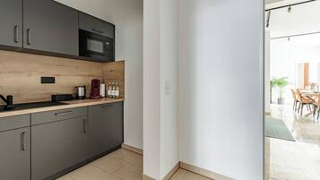 Kühlschrank, Mikrowelle, Geschirrspüler, Wasserkocher