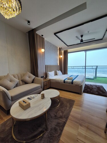 Lux By ZenithSuites - River View Studio In Noida