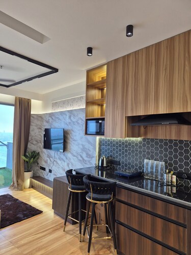 Lux By ZenithSuites - River View Studio In Noida