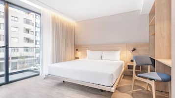 Apartamento, 1 cama de matrimonio, balcón, vistas a la ciudad | Caja fuerte, escritorio, espacio para trabajar con un portátil