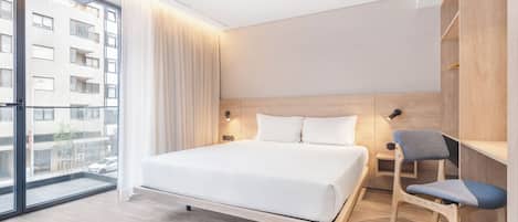 Appartement, 1 queensize bed, balkon, uitzicht op stad | Een kluis op de kamer, een bureau, een laptopwerkplek