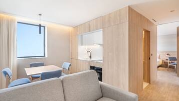 Appartement, 1 queensize bed met slaapbank | Een kluis op de kamer, een bureau, een laptopwerkplek