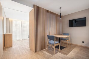 Departamento, 1 cama Queen size, balcón, vista a la ciudad | Caja de seguridad en la habitación y escritorio 