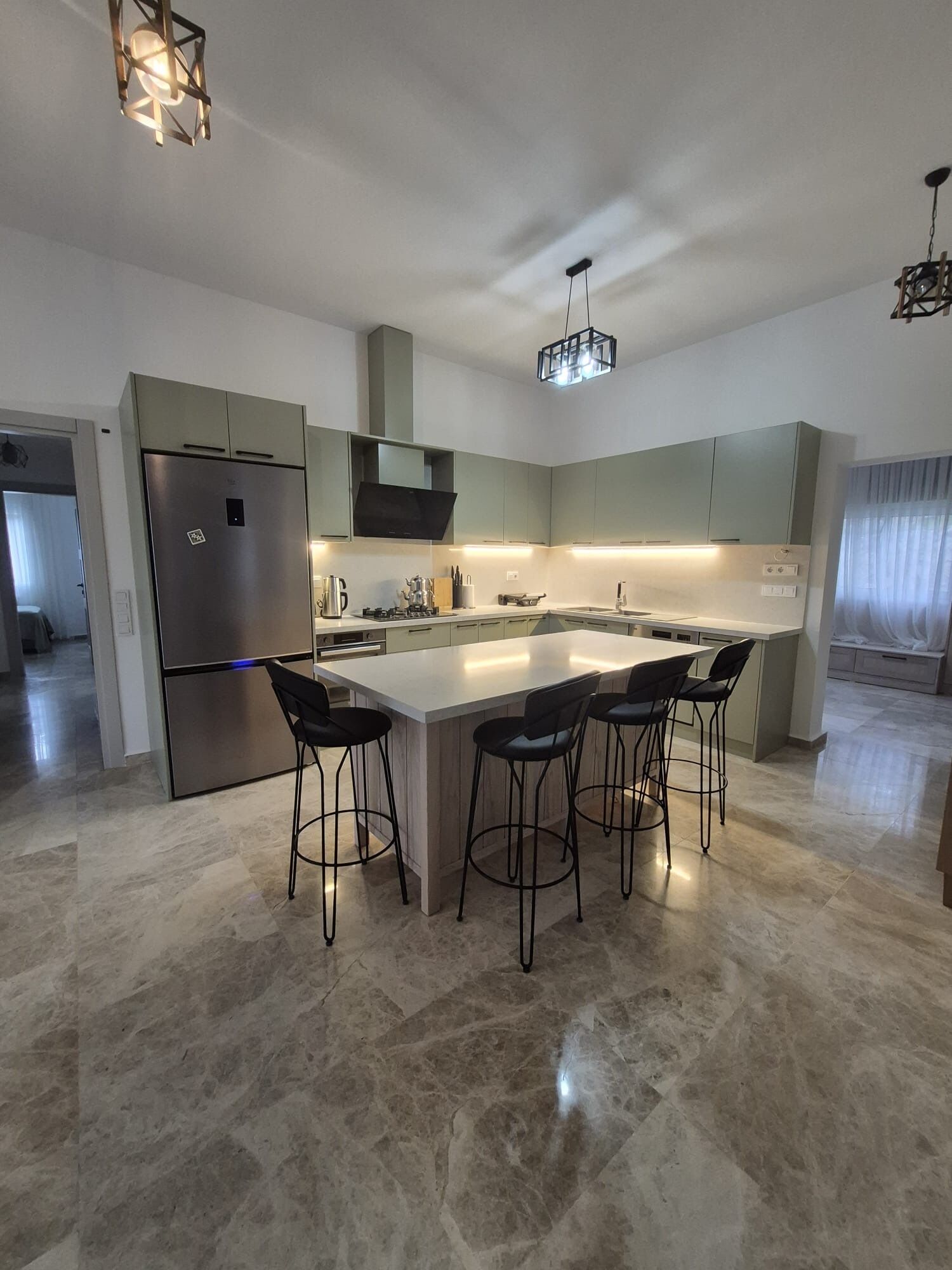 雪櫃、微波爐、焗爐、洗碗機