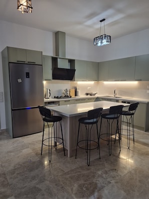 Kühlschrank, Mikrowelle, Ofen, Geschirrspüler