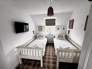 3 bedrooms, iron/ironing board, free WiFi, bed sheets - Sunsets and Sandcastles -  a cottage that sleeps 6 guests  in 3 bedrooms (Filey)