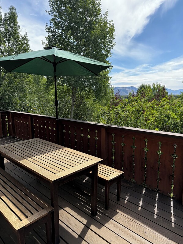 Outdoor dining - Charming Bavarian-inspired 2-bedroom cabin in Wilson (Wilson)