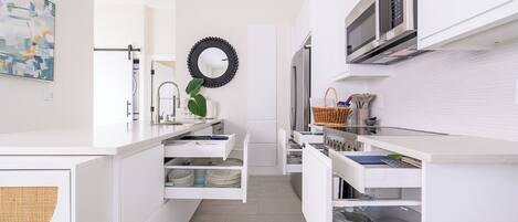 Refrigerador, microondas, horno y parrilla de estufa