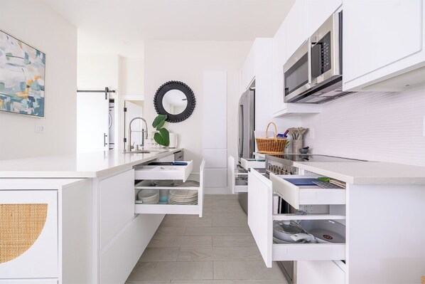 ثلاجة، ميكروويف، فرن، موقد طهي مسطح