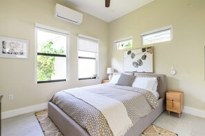 2 chambres, fer et planche à repasser, lit de bébé portatif