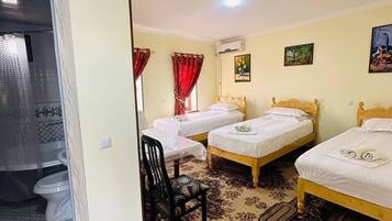 Klassieke driepersoonskamer, uitzicht op binnenplaats | Gratis wifi