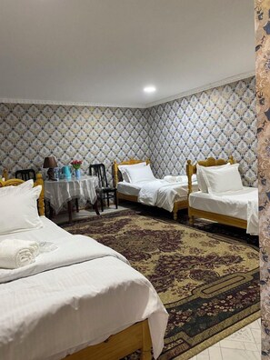 Habitación cuádruple clásica, vista al patio | Wifi gratis