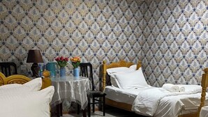 Habitación cuádruple clásica, vista al patio | Wifi gratis 