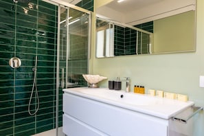 Shower, free toiletries, hair dryer, bidet