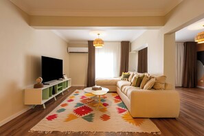 Departamento, balcón, vista a la ciudad | Área de sala de estar