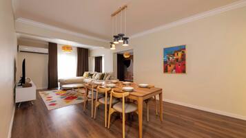 Apartment, Balcony, City View | Dining room