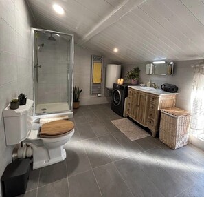 Dusche, Haartrockner, Handtücher, Toilettenpapier