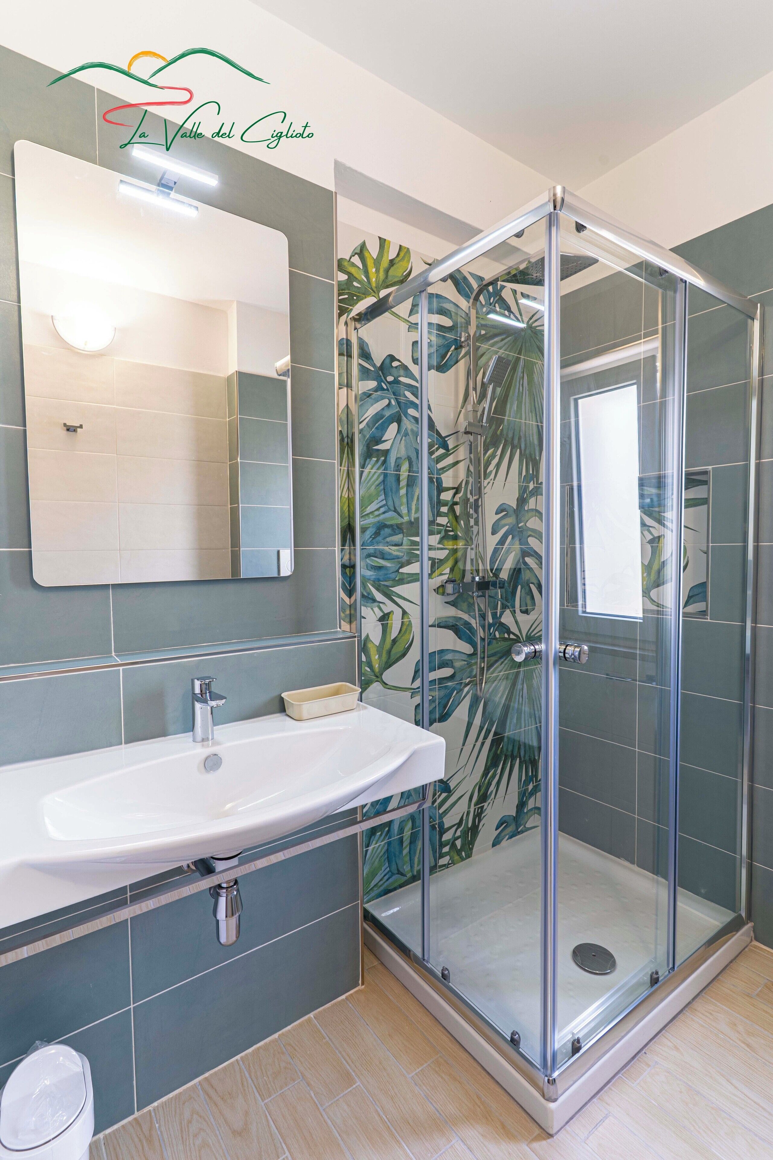 Douche, sèche-cheveux, bidet, serviettes fournies