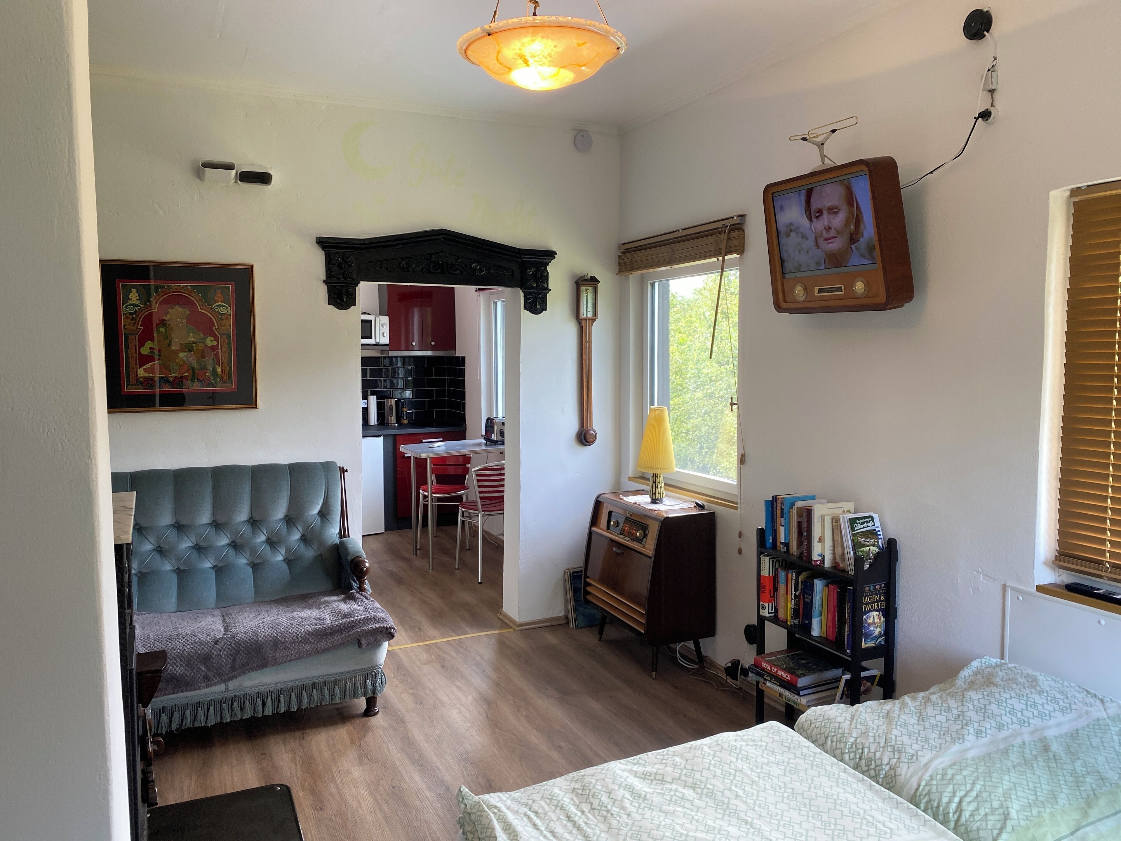 1 habitación, tabla de planchar con plancha y ropa de cama 