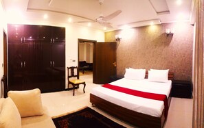 4 bedrooms, iron/ironing board, WiFi