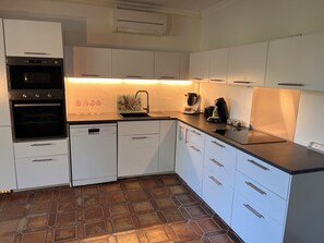Microondas, horno, placa de cocina, lavavajillas