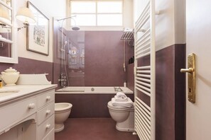 Shower, free toiletries, hair dryer, bidet - Pitti Secret Rooftop (Firenze)