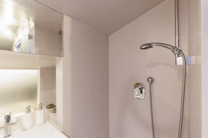 Shower, free toiletries, hair dryer, bidet