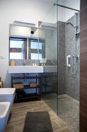 Appartement Classique, balcon | Salle de bain
