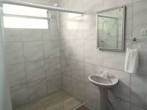 Suite classique, patio, vue sur la cour intérieure | Salle de bain | Articles de toilette (gratuits), séchoir à cheveux, serviettes fournies