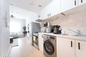 Réfrigérateur, four à micro-ondes, un four, surface de cuisson