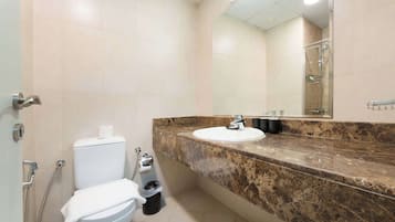 Douche, sĂšche-cheveux, serviettes fournies