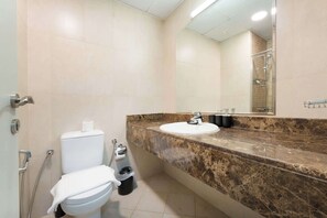 Shower, hair dryer, towels