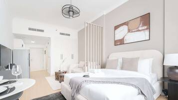 Tabla de planchar con plancha, wifi, ropa de cama