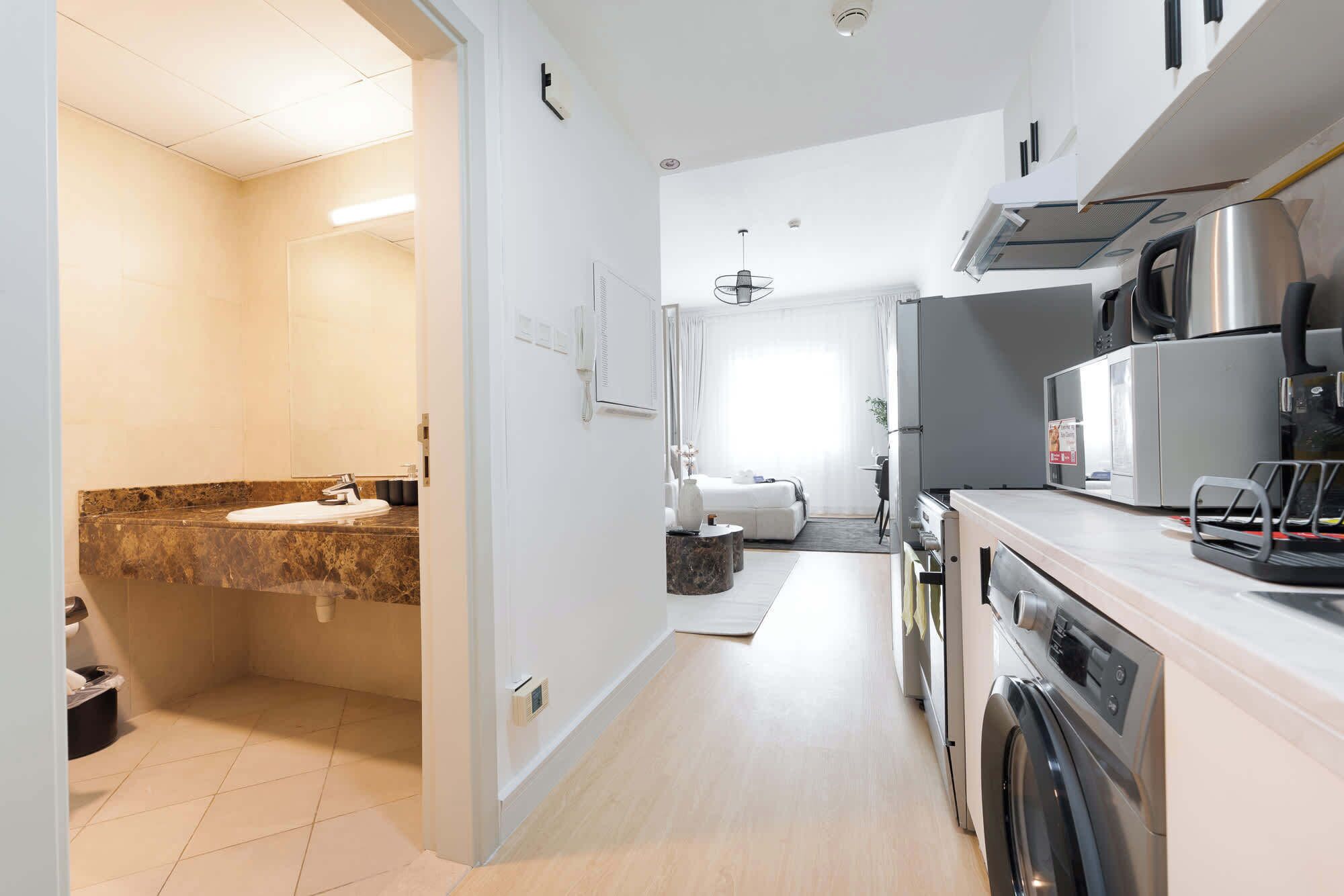 Réfrigérateur, micro-ondes, four, plaque de cuisson