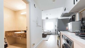 Moderni keittiö, jossa on sisäänrakennettu uuni, mikroaaltouuni ja kahvinkeitin.