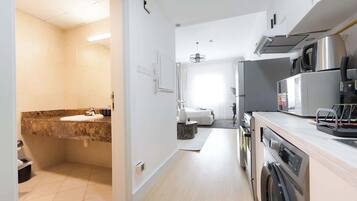 Réfrigérateur, micro-ondes, four, plaque de cuisson