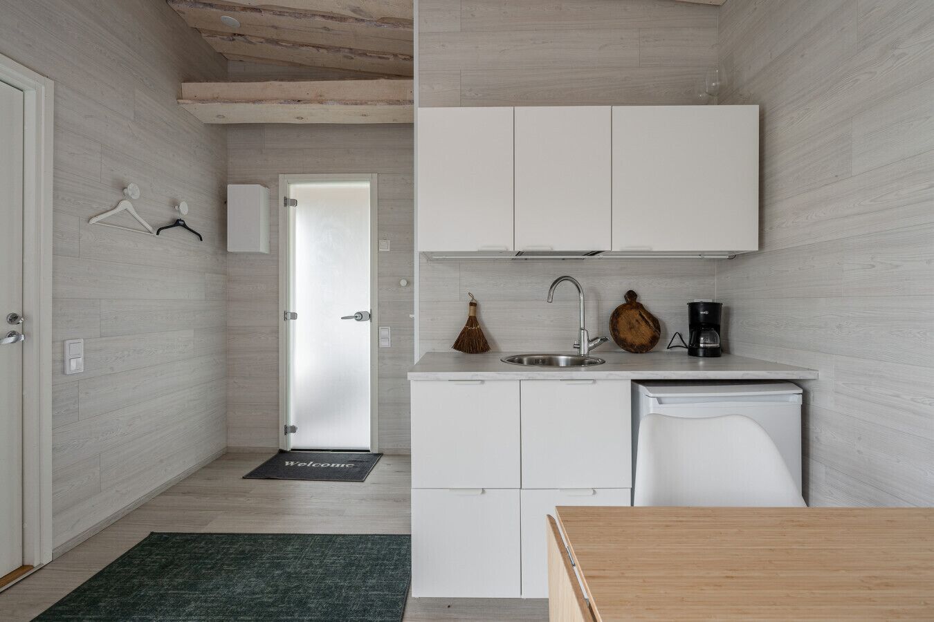 Mikrovågsugn, kaffe- och tebryggare, grytor/köksredskap och matbord