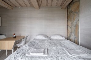 1 bedroom, desk, WiFi, bed sheets
