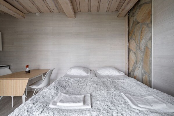1 bedroom, desk, WiFi, bed sheets
