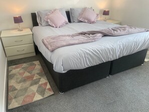 Tabla de planchar con plancha, wifi y ropa de cama
