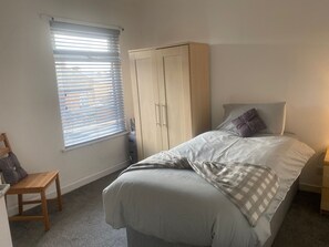 Iron/ironing board, WiFi, bed sheets